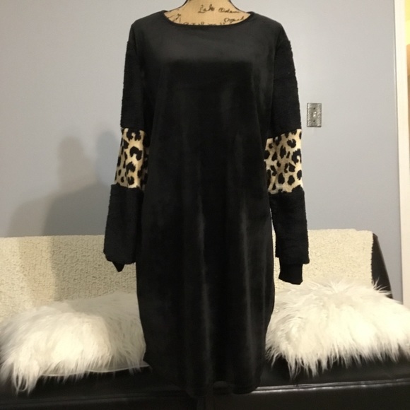 Velvet dress w/ Faux Fur Sleeves - Picture 6 of 8